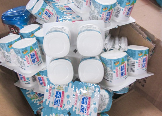 Vasos de yogur pendientes de desenvasar