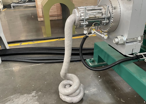 Bloque de PE fundido en proceso de extrusión