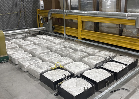 bloques de corcho blanco compactados apilados en palets, 600–800 kg/m³