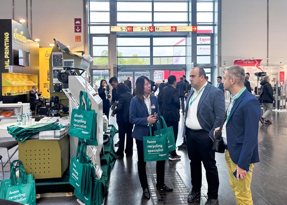 conversando con los visitantes sobre temas de reciclaje