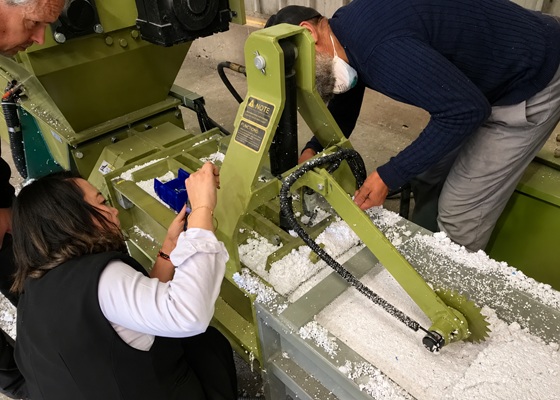 equipo de GreenMax ajusta la máquina en sitio