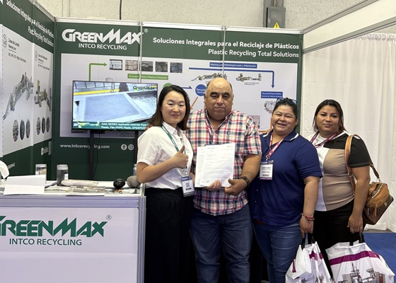 Foto de la firma del pedido en la feria