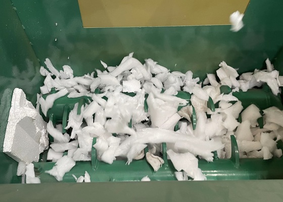 fragmentos de PE triturado