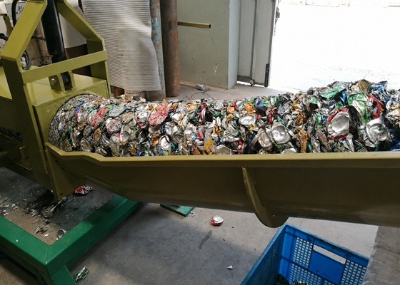 latas de aluminio drenadas y compactadas