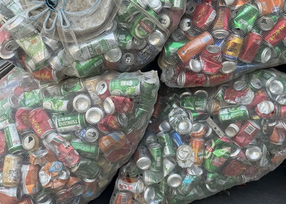 latas de bebidas defectuosas