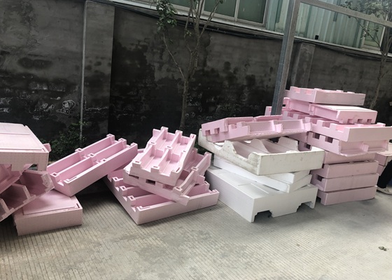 Residuos de espuma EPP acumulados en exteriores